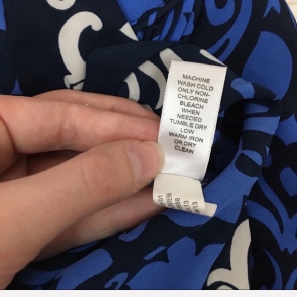 ✨5 FOR $25✨  Banana Republic Blue Floral Patterned Blouse - Picture 7 of 7